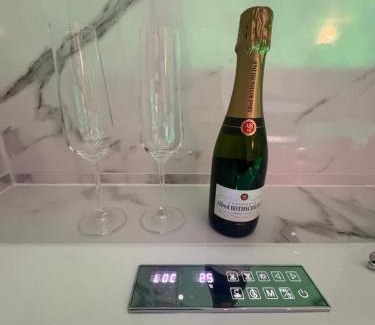 Casteljaloux Apartment | Appartement de luxe, balnéo, vue lac & lit suspendu