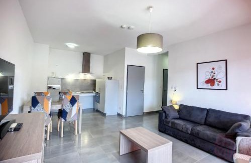 Lamalou-les-Bains Apartment | Appartement F2 PMR, climatisé, avec terrasse et parking privé, au cœur de Lamalou-les-Bains - FR-1-451-194