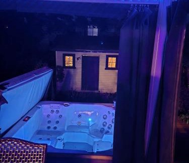 Longueuil Apartment | Appartement, Jacuzzi, Spa et terasse