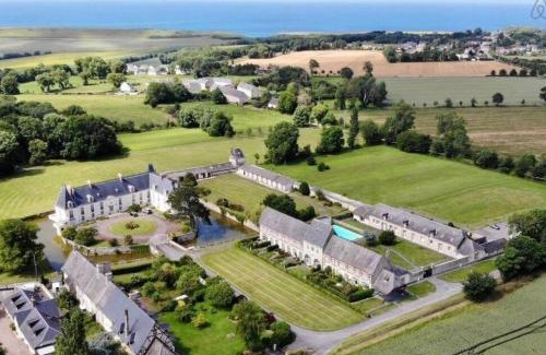Commes Apartment | Appartement lumineux et cosy avec jardin vue sur chateau près Port en Bessin, Bayeux et Omaha Beach