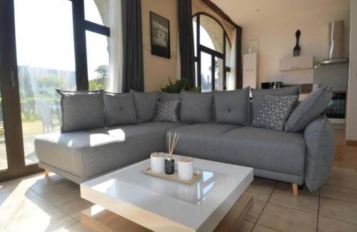 Commes Apartment | Appartement lumineux et cosy avec jardin vue sur chateau près Port en Bessin, Bayeux et Omaha Beach