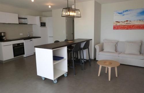 La Tranche-sur-Mer Apartment | Appartement luxe 4 pers, bord de mer, balcon, piscine, animaux admis, parking, WiFi - FR-1-194-196