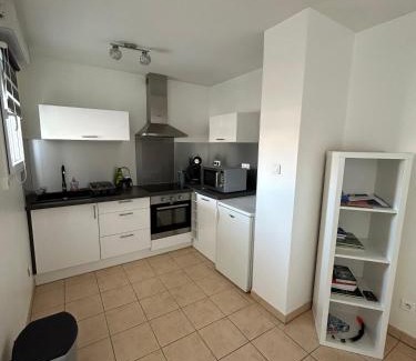 Meze Apartment | Appartement moderne en résidence avec piscine