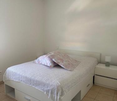 Meze Apartment | Appartement moderne en résidence avec piscine