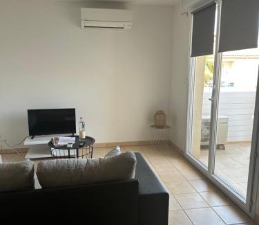 Meze Apartment | Appartement moderne en résidence avec piscine