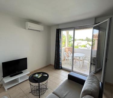 Meze Apartment | Appartement moderne en résidence avec piscine