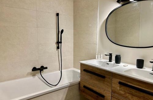 Meribel-Mottaret Apartment | Appartement neuf à Méribel, proche des pistes, balcon, service concierge inclus! - FR-1-613-103