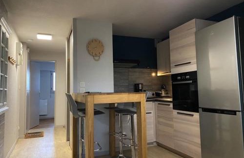 Longeville-sur-Mer Apartment | Appartement près de la plage avec balcon et parking privé - FR-1-336-69