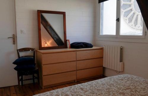 Le Palais Apartment | Appartement rénové au centre du Palais, proche plage et commodités - FR-1-418-226