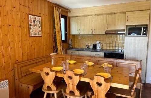 Les Gets Apartment | Appartement spacieux aux Gets, pied des pistes, balcon sud-ouest, 2 chambres, coin cabine, garage, WiFi - FR-1-623-81