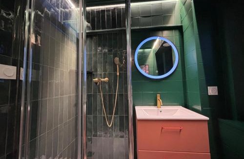 Castres Apartment | Appartement Thème Années 60' l Baignoire Jets l Clim l Netflix