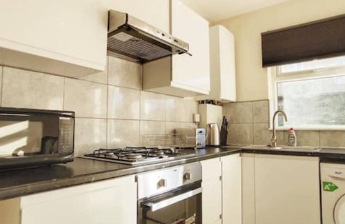 Hillingdon Apartment | Apple Garden A-2