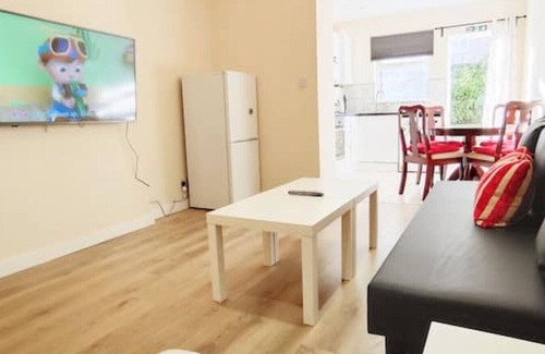 Hillingdon Apartment | Apple Garden A-2