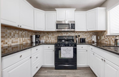 Milwood House | Apple Parmer – 3BR/2BA w/Walkable Dining & Parks