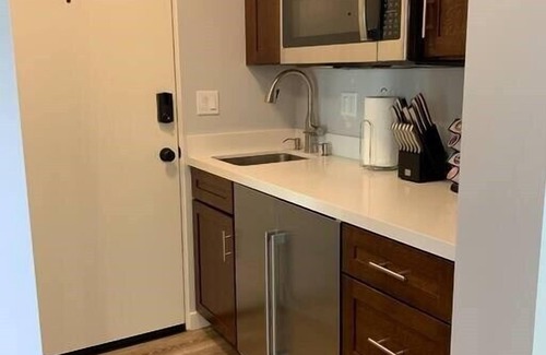 Carpinteria Apartment | Apt 18: Contemporary Studio 200 yards to the sand