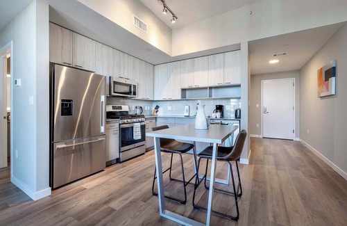 Stamford Apartment | Apt On Harbor with Balcony and Pool