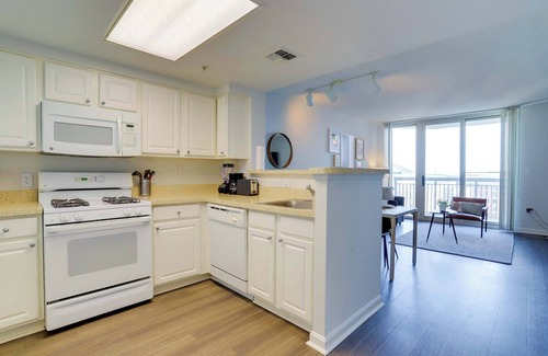 Ballston Apartment | Apt W Balcony, Views & Prime Location