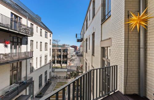 Kreuzberg Apartment | aptC Downtown Landmark near Checkpoint Charlie
