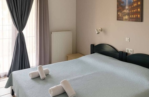 Thinalia Bed & Breakfast | Aqua Bliss at Royal Club Hotel - Comfy Twin Room