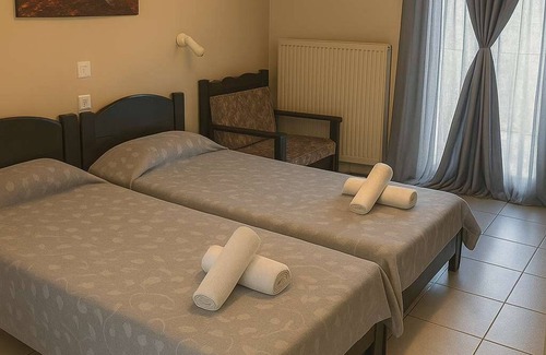 Thinalia Bed & Breakfast | Aqua Bliss at Royal Club Hotel - Comfy Twin Room