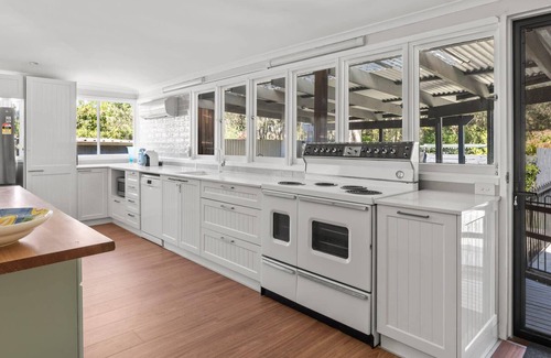 Tuggerawong House | Aqua Cove by the Lake