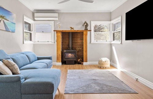 Tuggerawong House | Aqua Cove by the Lake