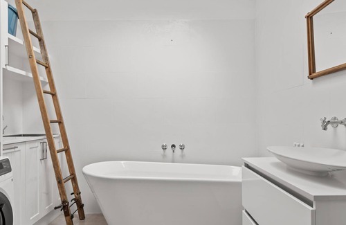 Tuggerawong House | Aqua Cove by the Lake