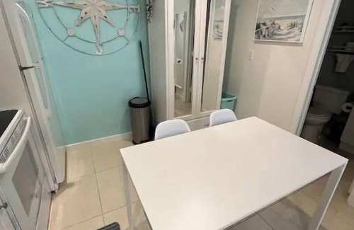 Poinsettia Heights Apartment | ★Aqua Studio ★5 min to Beach ★