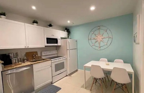 Poinsettia Heights Apartment | ★Aqua Studio ★5 min to Beach ★