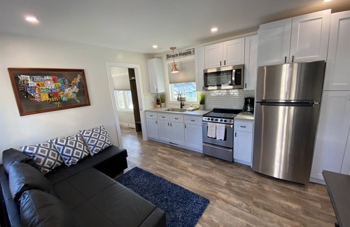 South Haven Boat Rental | Aqua Vista- Floating Cottage close to beaches, downtown, and pool