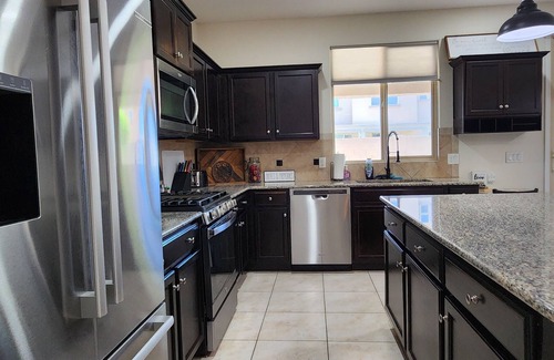 Yuma House | Araby! 5 star home, Spotless, king bed, all new appliances, near freeway!