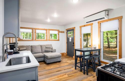 Mayfield House | Arbutus Lake-King Suite-Pontoon Rentals