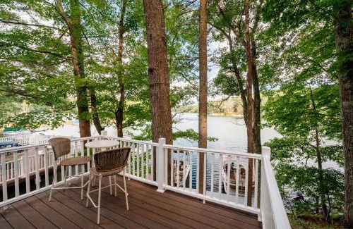 Mayfield House | Arbutus Lakeside Stay-Pontoon Rentals-Near TC!