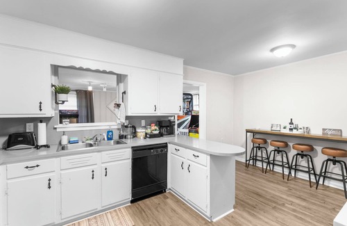 Center Point House | Arcade | Games, Long Stays & Large Groups Welcomed!