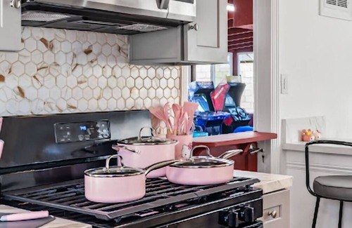 San Bernardino House | ARCADE, MINI GOLF, SOCCER, GAME ROOM, FIRE PIT, SWINGS, PRIVATE Parking