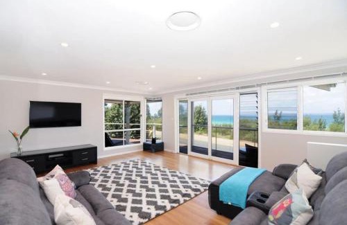 Vincentia House | Arcadia - large 4BR beach home & optional studio
