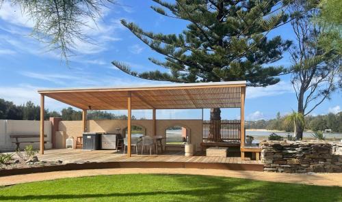 Burrill Lake Hotel | Archy's on the Lake