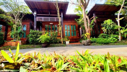 Krabi Ski Chalet | Areeya phubeach resort wooden house Coliving Coworking