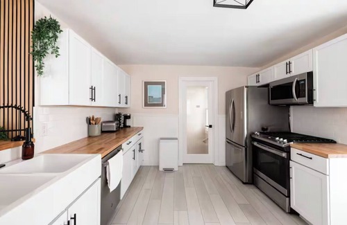 Grand Rapids House | Arianna's Modern Makeover [5 Beds 2 Baths]