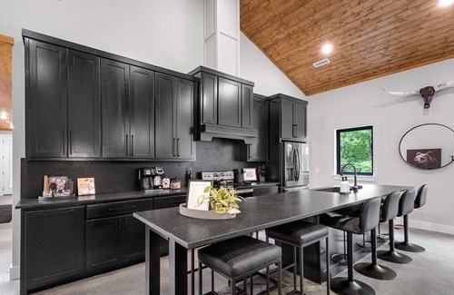 Rogers Cabin | Arkansas Luxe Forest Haven: Pool, Cinema & More!