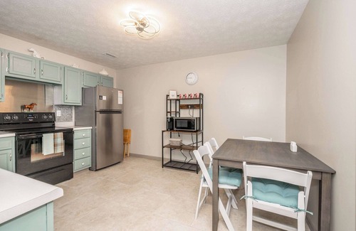 Williamstown Condo | Arkstone Retreat 2 – Chic 2 BDR!