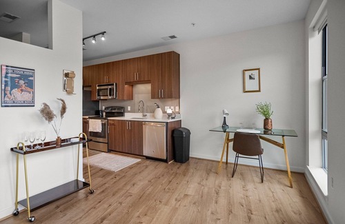 Jefferson Manor Apartment | Arlington Alexandria Oasis by airport shopping and dining