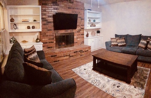 Central Arlington House | Arlington Gem min from AT&T, Rangers, Texas Live!