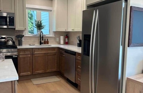 New Bedford Apartment | Arnold's: Renovated 2 Bedroom in New Bedford West End, walk to Buttonwood Park
