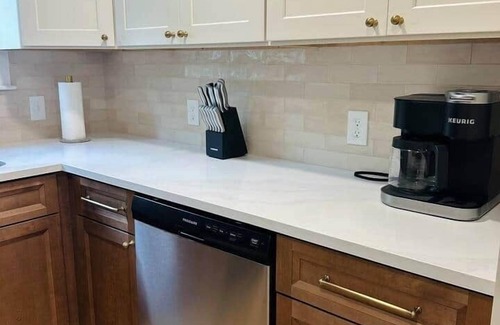 New Bedford Apartment | Arnold's: Renovated 2 Bedroom in New Bedford West End, walk to Buttonwood Park