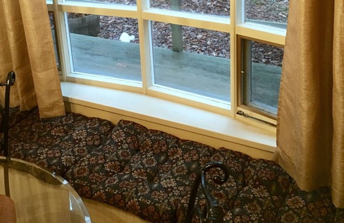 Pocono Lake Cottage | Arrowhead Lake Poconos Cottage, steps from beach & private great room suite