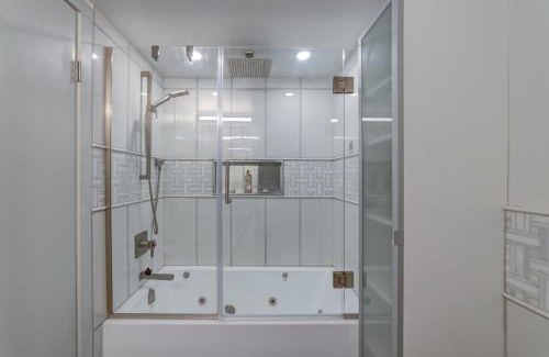 East Side House | Art Deco Broadway Queen Room