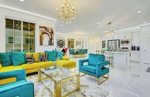 Terra Lago House | Art Deco lakefront retreat