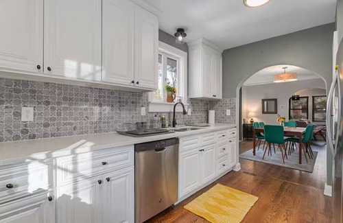 Ward Parkway House | Art Filled 3bd Cozy Waldo Home