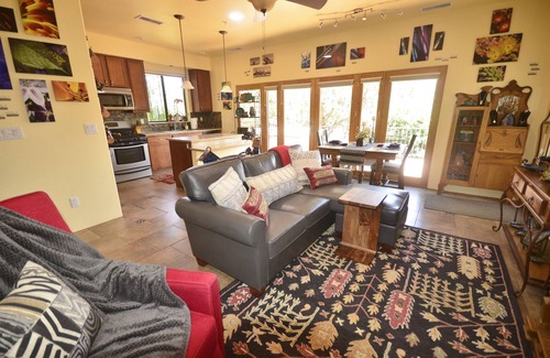 Oak Creek House | Art Garden Gallery - Great Views